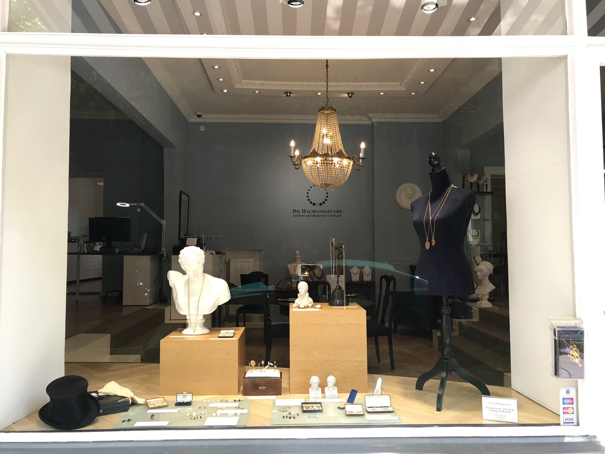 Die Halsbandaffaire Schaufenster Mai 2019
